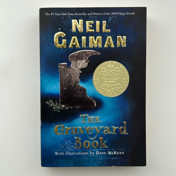 🌼4 for $25 🌼 The Graveyard Book by Neil Gaiman - Picture 1 of 4